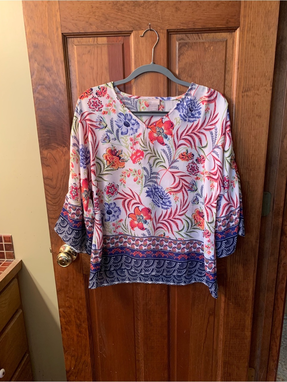 Chico's NEW NEVER WORN, pull over V neck blouse, vibrant floral pattern.